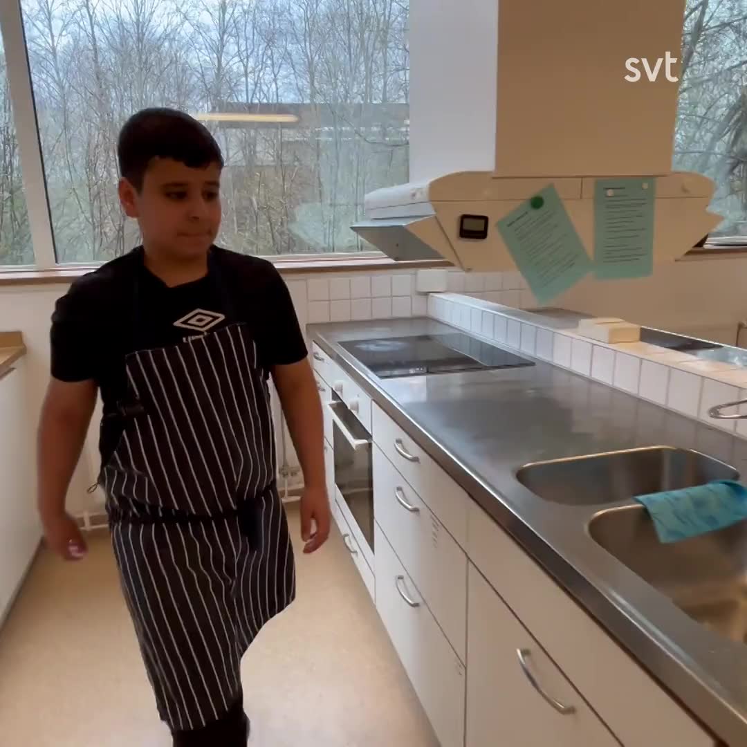 Unga killar i Krylbo lär sig baka och laga mat: ”Bra för din framtid”